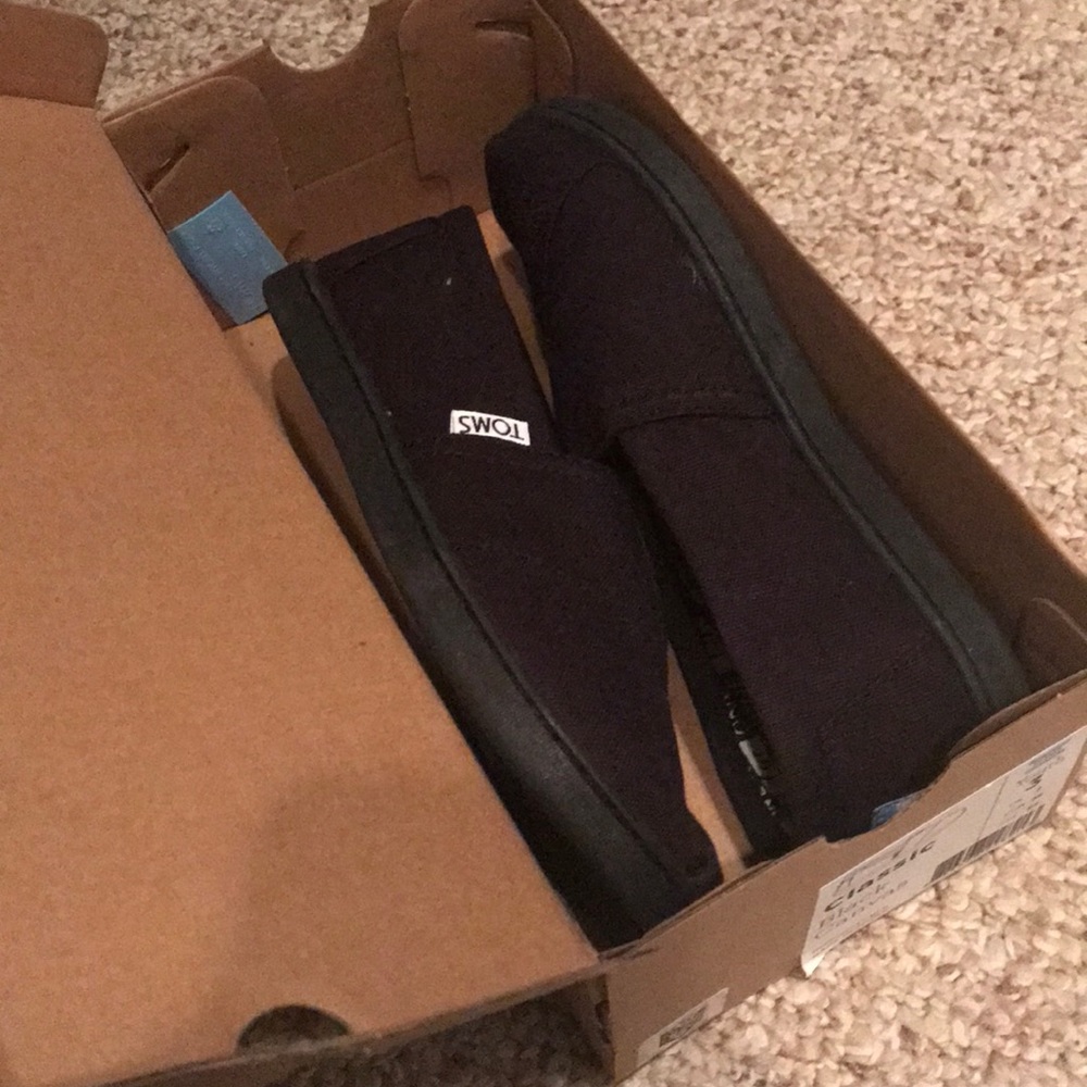 Kids Toms, size 3....also fits women size 6